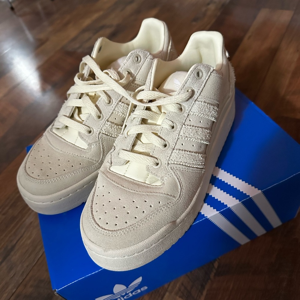 Adidas three stripe sports shoes. Forum Bold Stripes. Size 8.